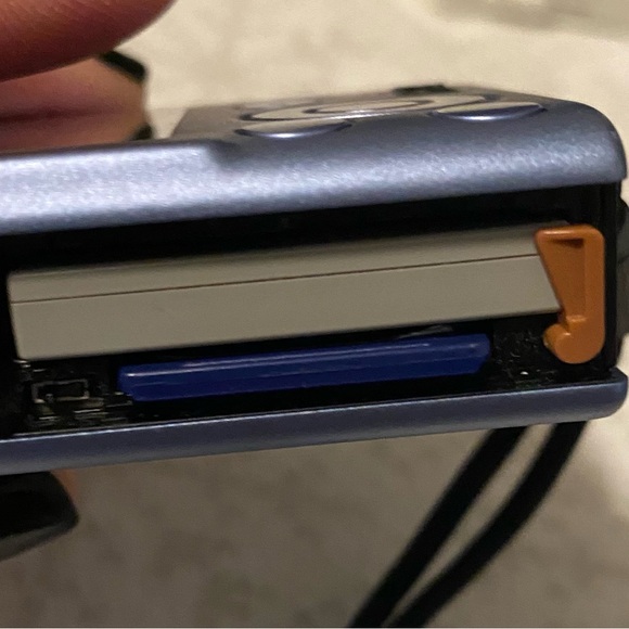 Canon PowerShot SD1100 IS Digital Elph - Blue - Picture 9 of 11